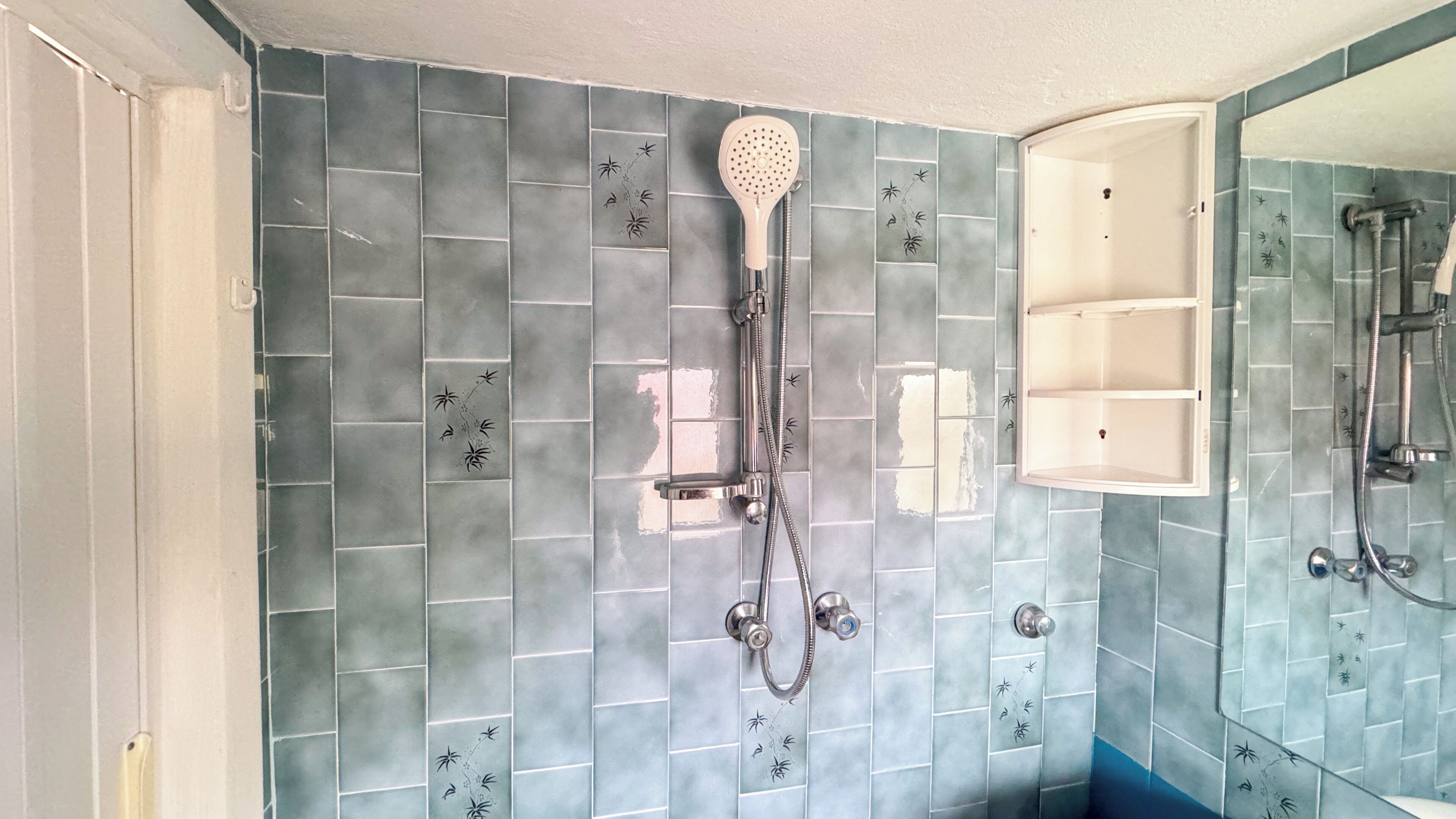 Douche, sèche-cheveux, serviettes fournies