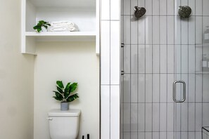 Een douche, een haardroger, handdoeken, zeep