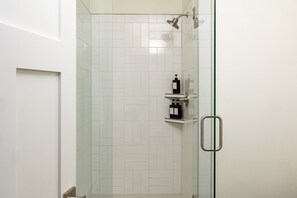 Shower, hair dryer, towels, soap - {NEW} Green Gem:Rooftop, Hot Tub, Arcade Games, Pool Table, Near Broadway - B (Nashville)