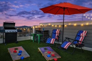 Terrace/patio - {NEW} Green Gem:Rooftop, Hot Tub, Arcade Games, Pool Table, Near Broadway - B (Nashville)