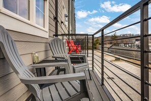 Terrace/patio - {NEW} Green Gem:Rooftop, Hot Tub, Arcade Games, Pool Table, Near Broadway - B (Nashville)