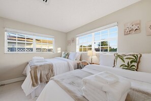 4 bedrooms, desk, iron/ironing board, WiFi - Coastal Retreat Near the Beach | sleeps 10 (Deerfield Beach)