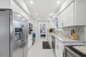 Frigorifero, microonde, forno, piano cottura