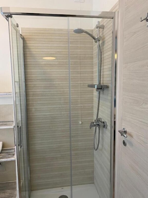 Townhome | Bathroom | Shower, free toiletries, hair dryer, bidet