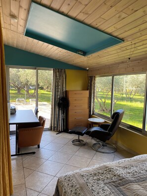 2 bedrooms, iron/ironing board, travel cot, free WiFi - Danie, house of olive trees and view of the Luberon (Maubec)