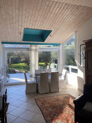 Interior - Danie, house of olive trees and view of the Luberon (Maubec)