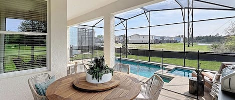 屋外ダイニングエリア