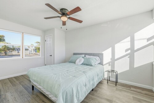 10 minutes to downtown St. Pete and 15 minutes to St. Pete Beach