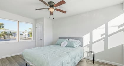 10 minutes to downtown St. Pete and 15 minutes to St. Pete Beach