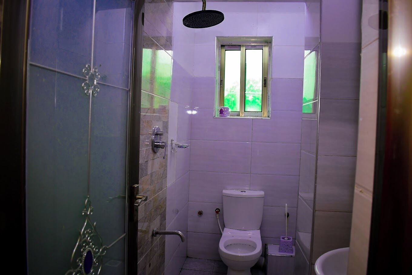 Deluxe eenpersoonskamer | Badkamer | Een douche, gratis toiletartikelen, pantoffels, handdoeken