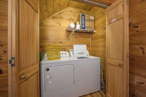 Interior - Residing In The Highlands (GATLINBURG)