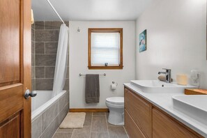 Shower, towels - Horse Farm Haven - NEW! Close to Acadia! (Trenton)