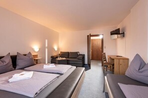 Family Room - Pension Berta & Restaurant Franz  (Waidring)