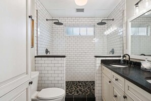 Shower - Wharfside Watch – NEW Oceanfront Home! (Blue Hill)