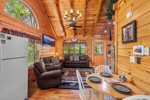 Living area - Wears Valley*Romantic*Great Location*Semi Secluded (PIGEON FORGE)