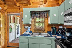 Private kitchen - Wears Valley*Romantic*Great Location*Semi Secluded (PIGEON FORGE)
