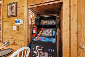 Games room - Wears Valley*Romantic*Great Location*Semi Secluded (PIGEON FORGE)