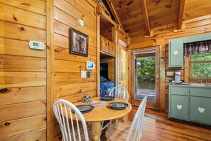 Dining - Wears Valley*Romantic*Great Location*Semi Secluded (PIGEON FORGE)