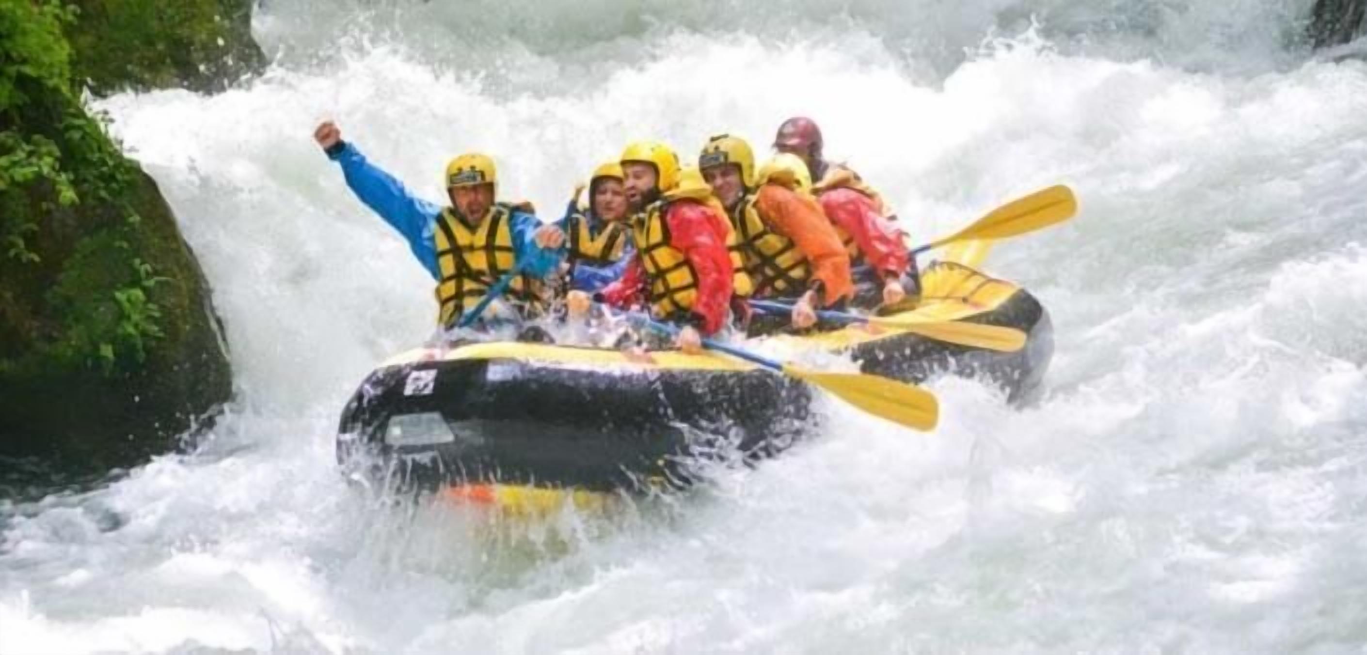 Un grupo de personas en una balsa navegando por un río.