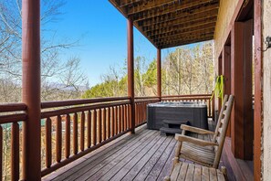 Outdoor spa tub - Spacious*Private Pool*Home Theater*Close to Pigeon Forge (PIGEON FORGE)