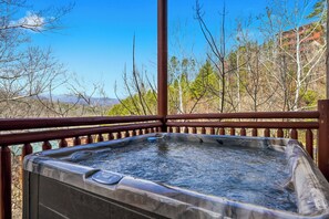 Outdoor spa tub - Spacious*Private Pool*Home Theater*Close to Pigeon Forge (PIGEON FORGE)