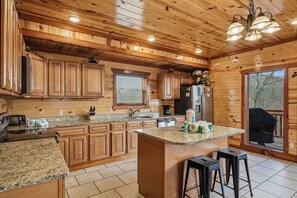 Fridge, microwave, oven, stovetop - Spacious*Private Pool*Home Theater*Close to Pigeon Forge (PIGEON FORGE)