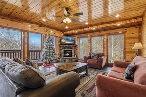 Fireplace, video games - Spacious*Private Pool*Home Theater*Close to Pigeon Forge (PIGEON FORGE)