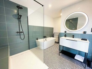 Hair dryer, towels, soap, toilet paper - Le Petit Rousseau d'Hurigny (Hurigny)