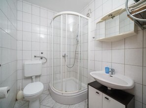 Studio (Superior Studio Apartment with Balcon) | Bathroom | Shower, towels