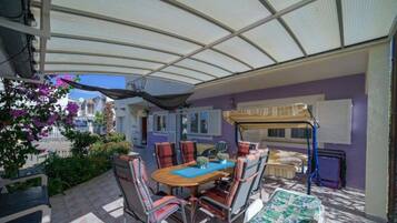 Studio (Superior Studio Apartment with Balcon) | Dining room
