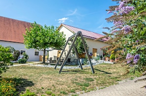 Children's area - Apartment 'Hopfengarten 4' with Shared Terrace, Shared Garden and Wi-Fi (Spalt)