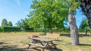A picnic area with benches and a picnic table. - Apartment 'Hopfengarten 4' with Shared Terrace, Shared Garden and Wi-Fi (Spalt)