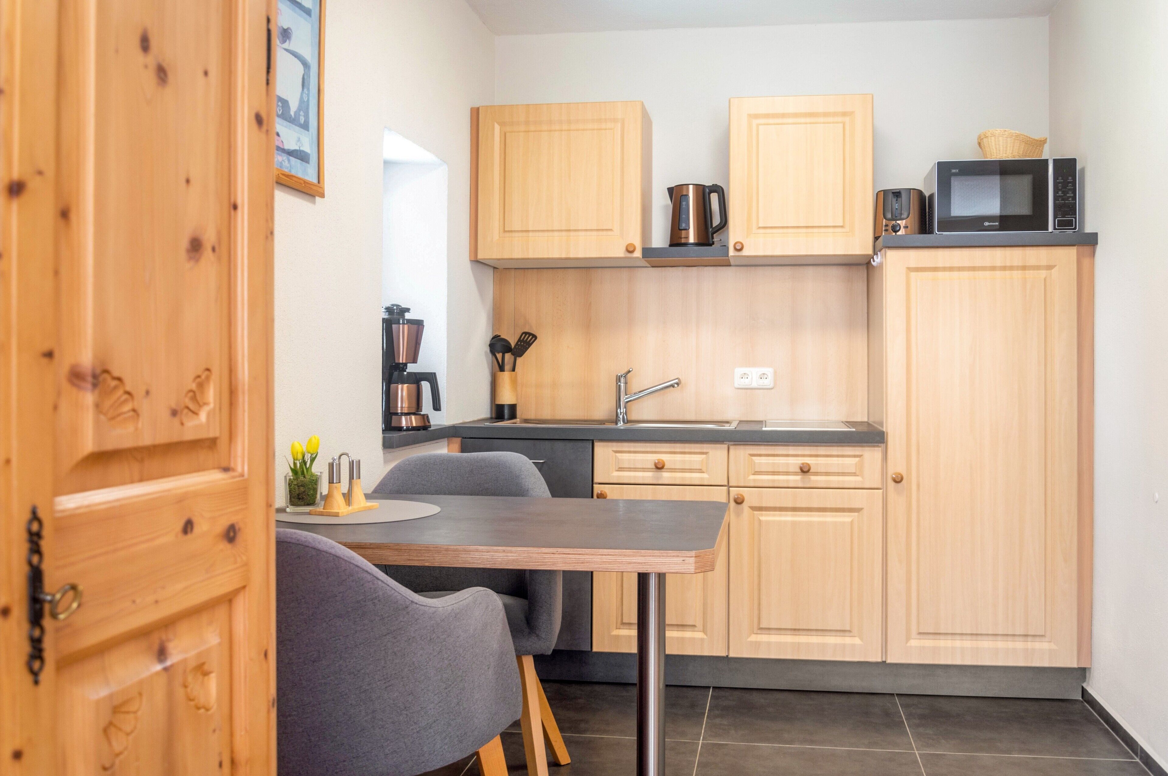 Coffee/tea maker, fridge, microwave, stovetop