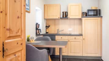 Coffee/tea maker, fridge, microwave, stovetop