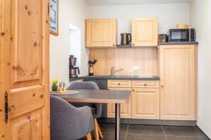 Coffee/tea maker, fridge, microwave, stovetop - Apartment 'Hopfengarten 4' with Shared Terrace, Shared Garden and Wi-Fi (Spalt)