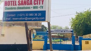 A sign for Hotel Sanga City advertising climate-controlled rooms, WiFi, and TV. - Hôtel SangaCity Bakel  (Bakel)