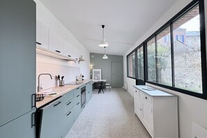 Kühlschrank, Mikrowelle, Geschirrspüler, Toaster