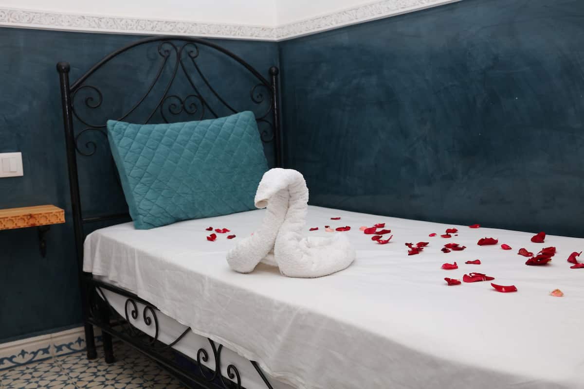 Kahden hengen perushuone (yksi tai kaksi sänkyä)