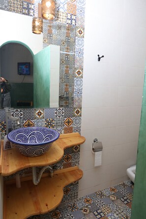 Yhden hengen perushuone | Kylpyhuone