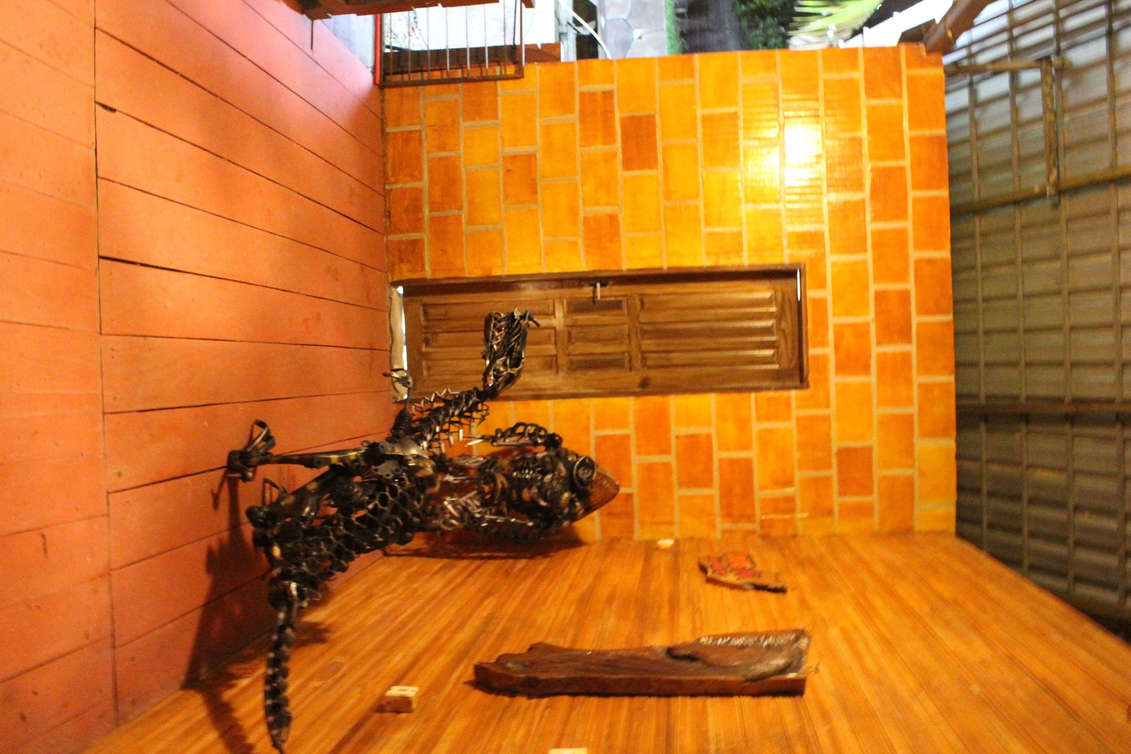 Una habitación con paredes de madera, salpicadero de azulejos y una ventana con persiana de madera.