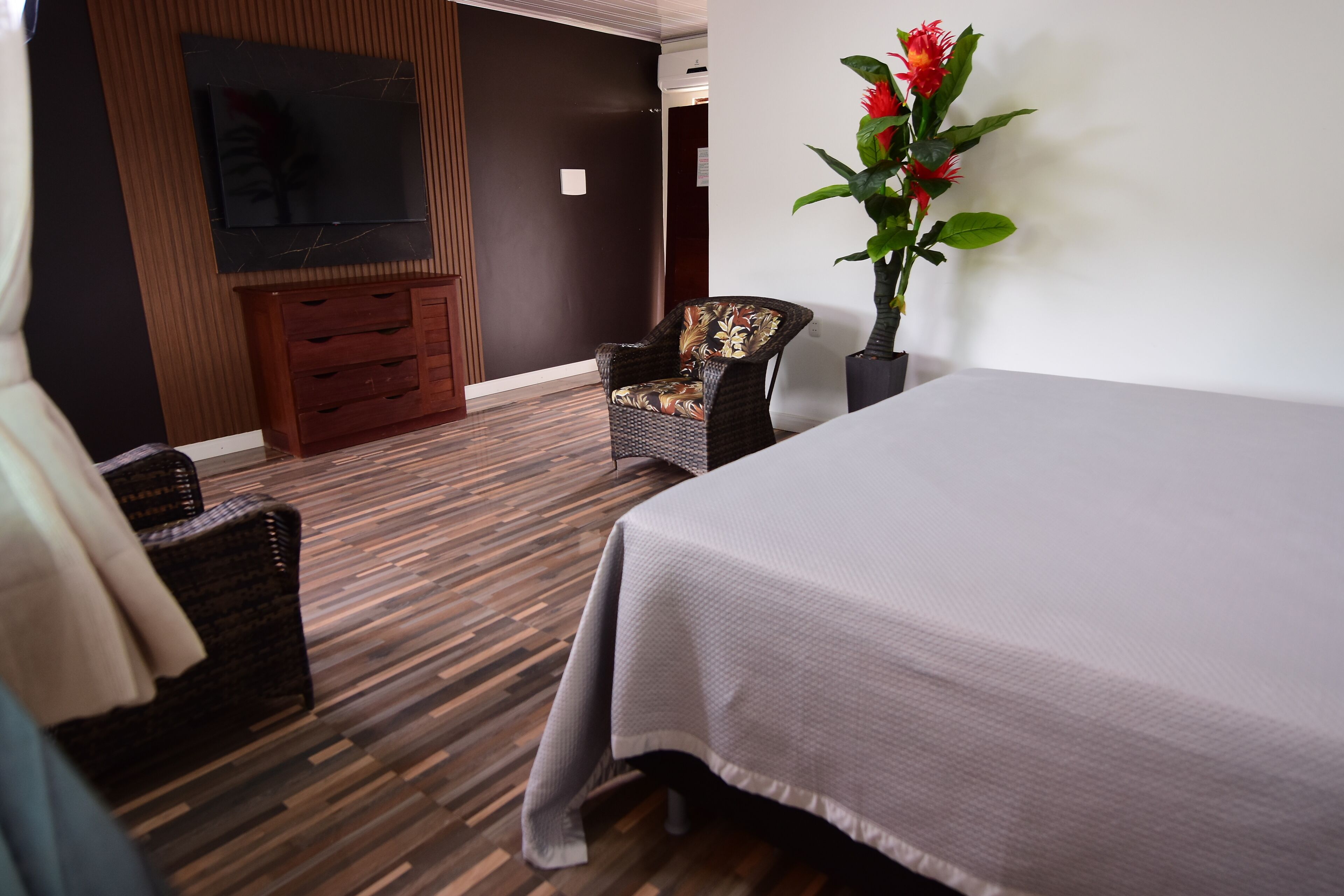 Cortinas blackout y tabla de planchar con plancha 