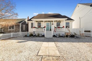 Exterior - Cozy 2-bedroom house in beautiful Del Haven with AC & 5-minute walk to sunsets! (Del Haven)