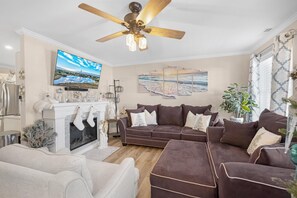 Living area - Cozy 2-bedroom house in beautiful Del Haven with AC & 5-minute walk to sunsets! (Del Haven)