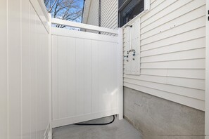 Property grounds - Cozy 2-bedroom house in beautiful Del Haven with AC & 5-minute walk to sunsets! (Del Haven)