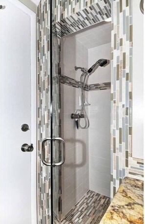 Shower, hair dryer, towels, shampoo - 313 E Bay A | Cozy Bay Cottage near Balboa Village (Newport Beach)