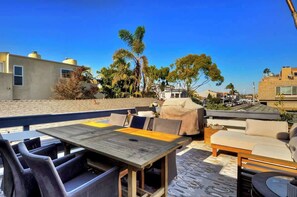 Outdoor dining - 313 E Bay B | Sweet Bay Views from Spacious Deck (Newport Beach)