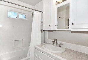 Shower, hair dryer, towels, shampoo - 313 E Bay B | Sweet Bay Views from Spacious Deck (Newport Beach)