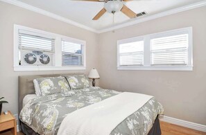 2 bedrooms, iron/ironing board, WiFi, bed sheets - 313 E Bay B | Sweet Bay Views from Spacious Deck (Newport Beach)