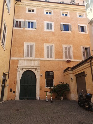 Exterior - An apartment in the center of Rome with a view on the roofs (Roma)