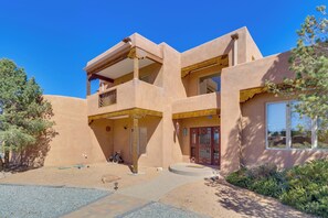 Exterior - Luxe Desert Retreat w/ Mtn Views in Albuquerque! (Albuquerque)